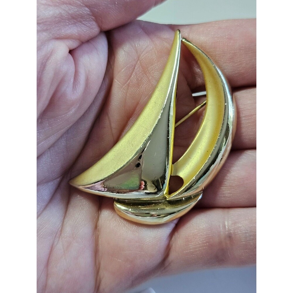 Danecraft gold tone sailboat brooch vintage